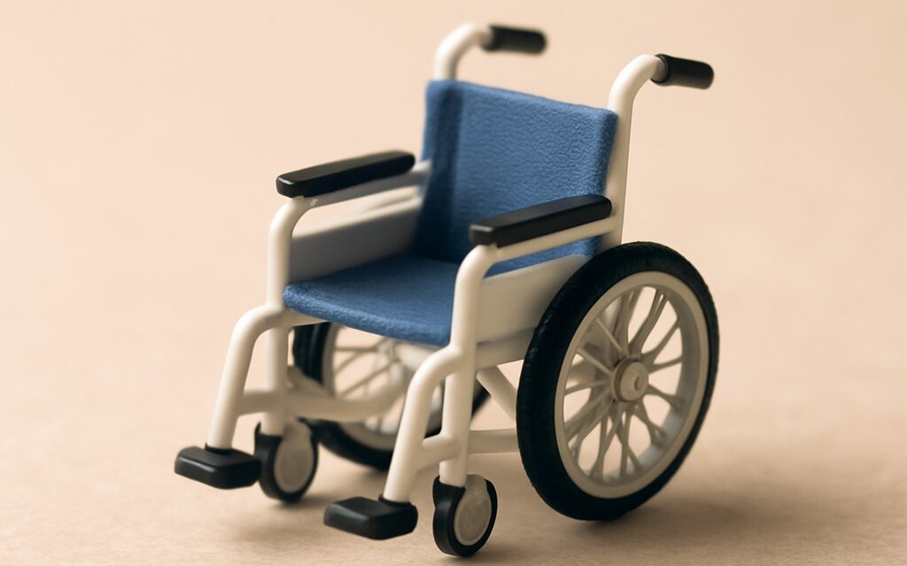 日常生活や介護支援を想起させる車椅子のミニチュア模型。医療制度や生活支援の解説に適した構図