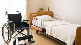 在宅介護室に置かれた車椅子と介護ベッド